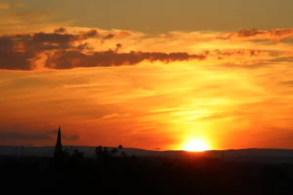 Denizin üzerinde güzel bir gün batımı