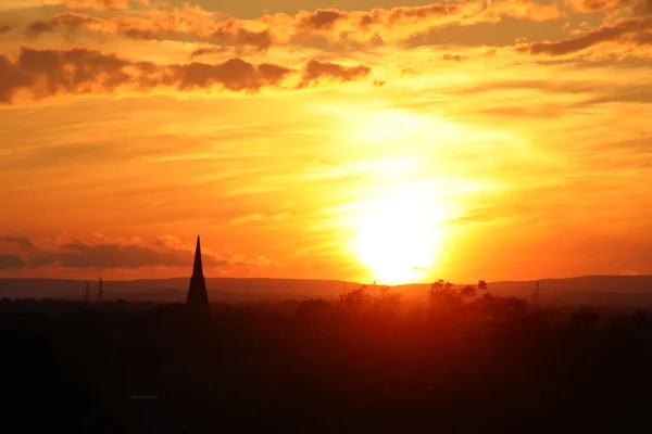Denizin üzerinde güzel bir gün batımı