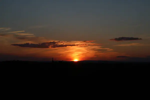Denizin üzerinde güzel bir gün batımı