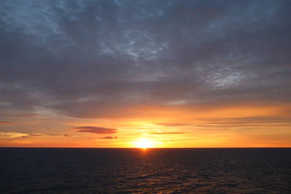 Denizin üzerinde güzel bir gün batımı