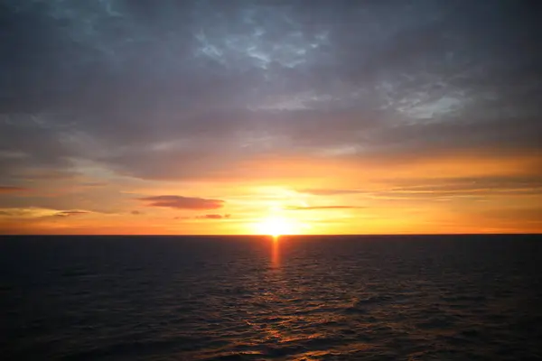 Denizin üzerinde güzel bir gün batımı