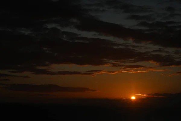 Denizin üzerinde güzel bir gün batımı