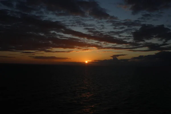 Denizin üzerinde güzel bir gün batımı