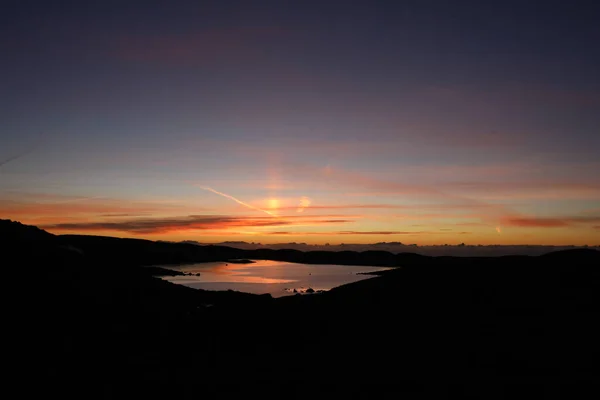 Denizin üzerinde güzel bir gün batımı