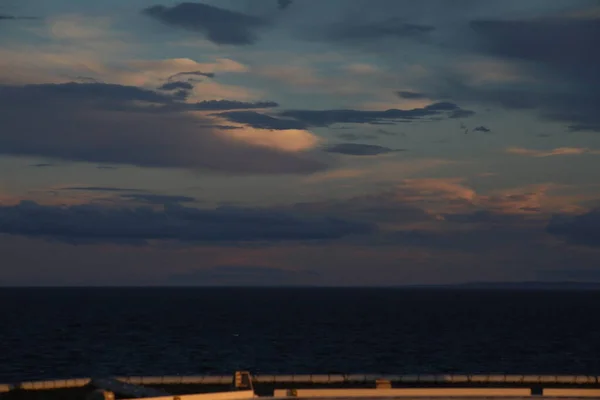 Güneşsiz ve bulutsuz gün batımı