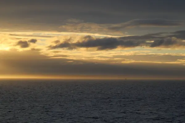 Sonnenuntergang Mit Wolken Und Ohne Sonne — Stockfoto