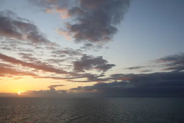 Sonnenuntergang Mit Wolken Und Ohne Sonne — Stockfoto