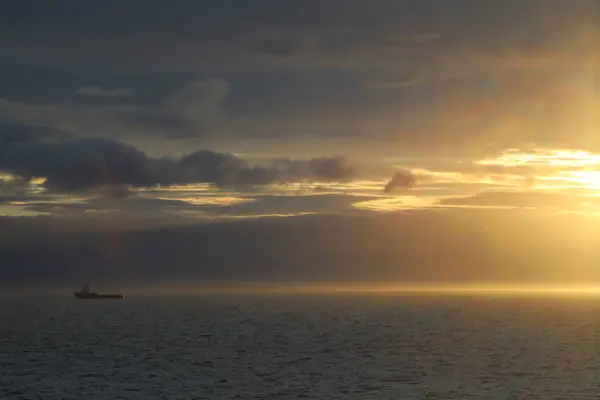 Güneşsiz ve bulutsuz gün batımı