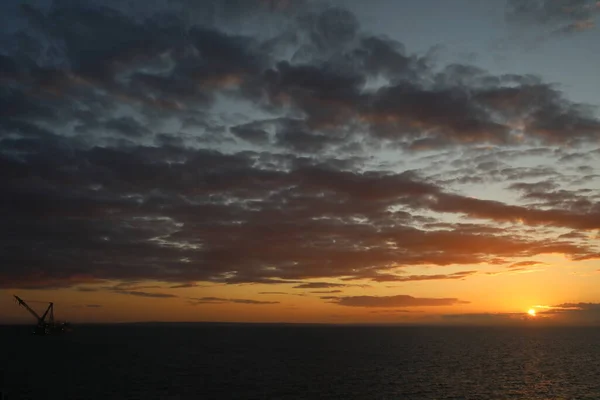 Güneşsiz ve bulutsuz gün batımı