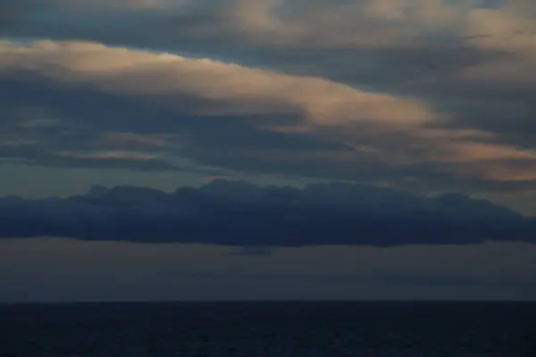 Güneşsiz ve bulutsuz gün batımı