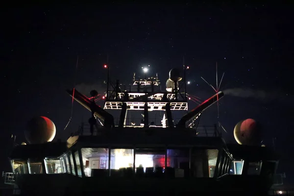 Gemi köprüsü gece vakti, gökyüzündeki yıldızlar