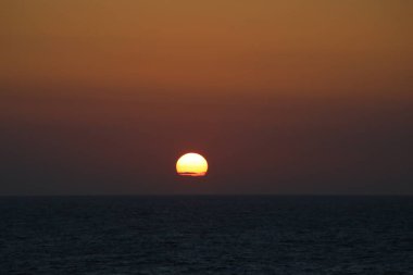 Kıyı açıklarında bulutlu gün batımı Kuzey denizi