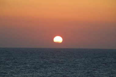 Kıyı açıklarında bulutlu gün batımı Kuzey denizi