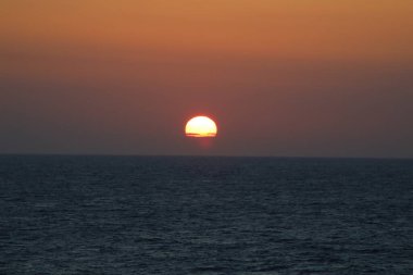 Kıyı açıklarında bulutlu gün batımı Kuzey denizi