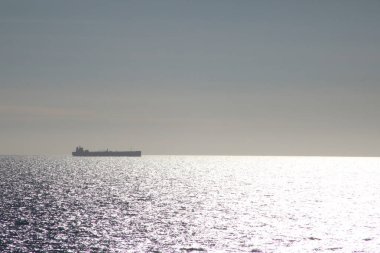 Gemi güneşin yansımasıyla hareket ediyor.