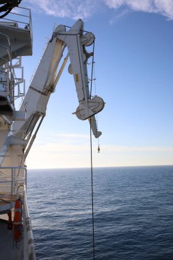 İnşaat gemisi açık denizlerde çalışıyor.