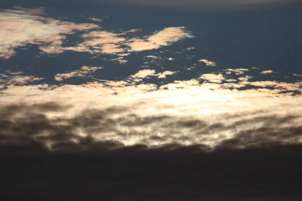 güzel akşam gökyüzünde bulutlar