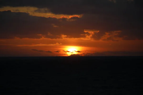 güzel akşam gökyüzünde bulutlar