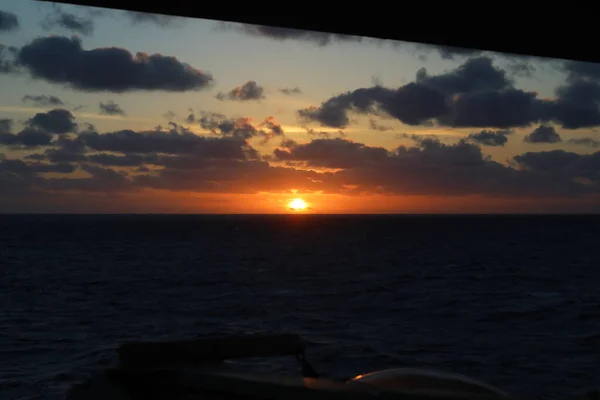 Kıyı açıklarında bulutlu gün batımı Kuzey denizi