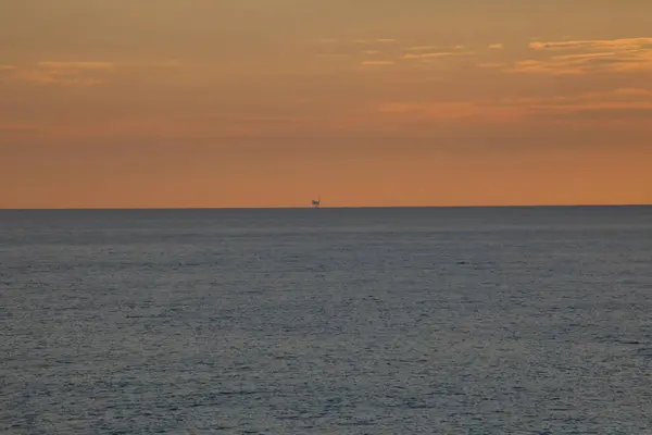 Kıyı açıklarında bulutlu gün batımı Kuzey denizi