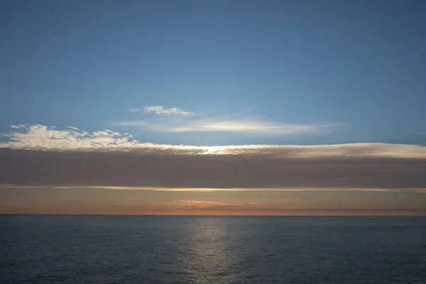 Kıyı açıklarında bulutlu gün batımı Kuzey denizi