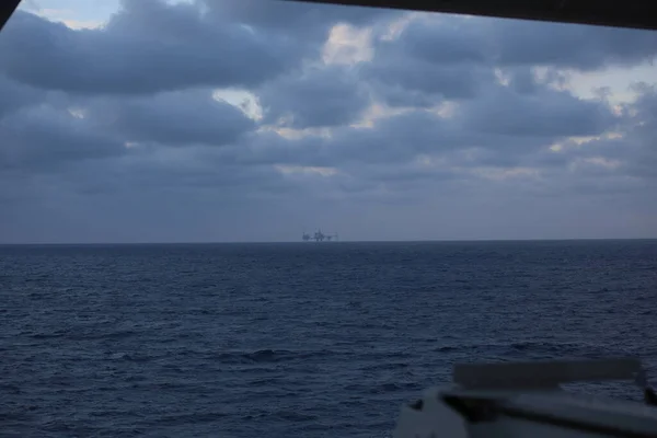 Deniz aşırı petrol platformu ve bulanık bir arkaplan