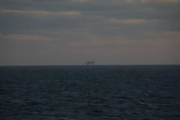 Deniz aşırı petrol platformu ve bulanık bir arkaplan