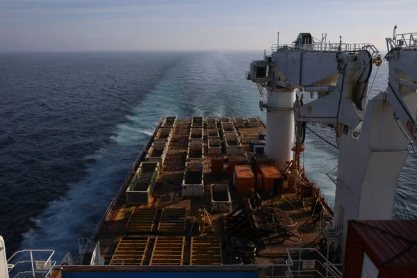 Akdeniz 'de yol alan inşaat gemisi.