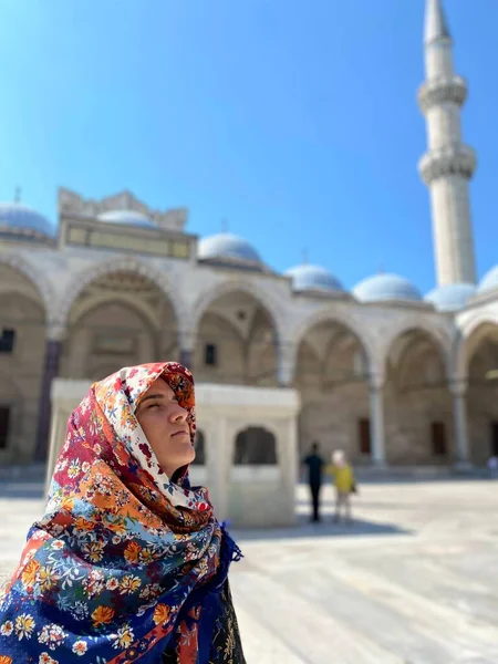 Portrait Middle Eastern Muslim Women Blue Dress Traditional Decoration — Fotografia de Stock