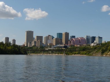    Edmonton silueti ile bir köprü       