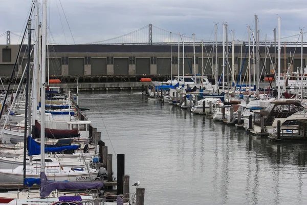 Een Aanlegsteiger Met Golden Gate Achtergrond — Stockfoto