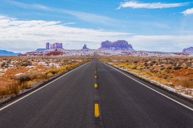 Scenic road to Monument Valley at forrest gump point