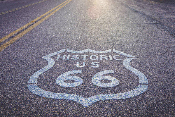 Исторический знак шоссе 66 США на асфальте