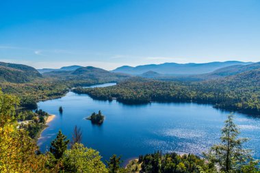 Mount Tremblant Park ve Lake Monroe 'nun panoramik manzarası