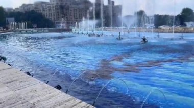 Şehir merkezinde fıskiyeler olan güzel bir çeşme.