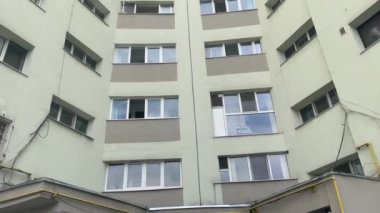 Şehirdeki apartman dairesi. Düşük açılı, üstten üste.