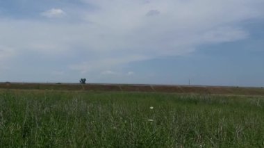 Otoyoldaki arabalar uzak mesafeden görüldü.