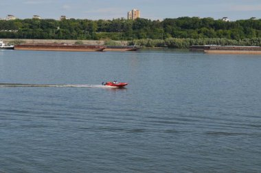 Kırmızı sürat teknesi Tuna Nehri üzerinde yarışıyor