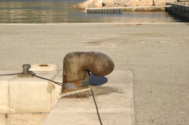 Gemileri demirlemek için kullanılan demir nesne.