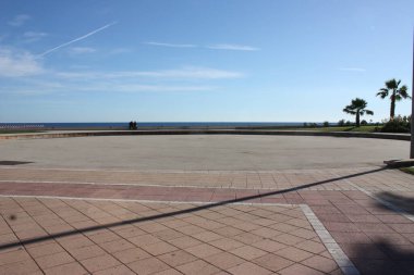 Boş merdivenlerde iki adam.