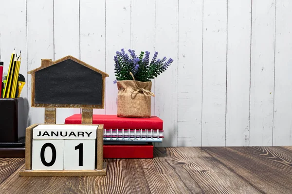 Enero Texto Fecha Del Calendario Bloque Madera Blanca Con Papelería — Foto de Stock