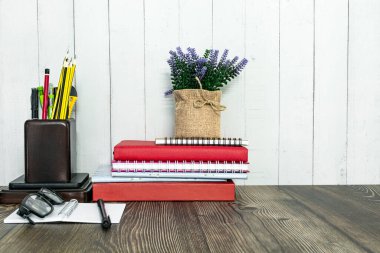 Malzemeleri ve ahşap geçmişi olan ofis masası. Boşluğu kopyala.