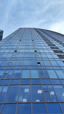 Cam gökdelen. Aşağıdan görüntüle