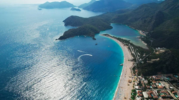 Gökyüzü panoramik tepesinde, yeşil dağlarla çevrili deniz kıyısı Azure suyunun insansız hava aracı turizm ve dinlenme beldeleri Oludeniz Ege Denizi için güzel bir cennet bahçesi bulunuyor. Yüksek kalite fotoğraf