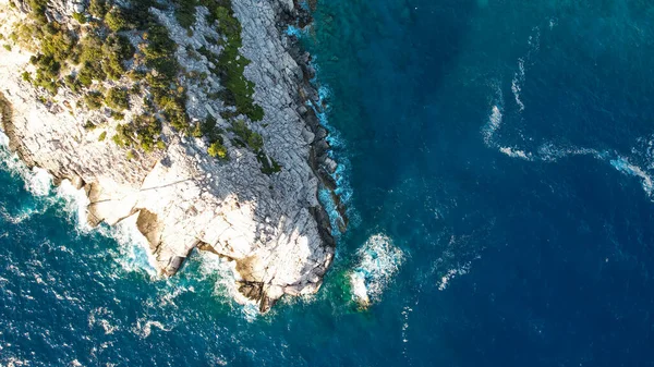Suyla çevrili bir kaya. Gökyüzü panoramik deniz manzarası. Turizm ve dinlenme için güzel bir yer. Yüksek kalite fotoğraf