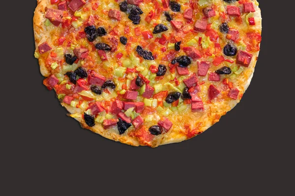 Pizza Mit Käse Und Salami — Stockfoto