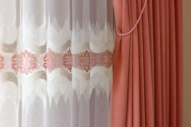 Perdeleri, perdeleri, pembe perdeleri olan.