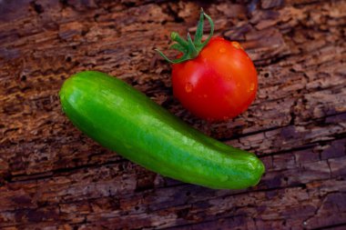 Taze domates, biber, domates, salatalık, soğan, salatalık ve fesleğen.