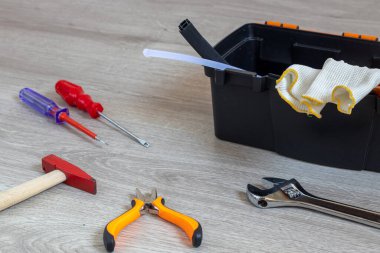 Ahşap arkaplanda araçlar ve araçlar