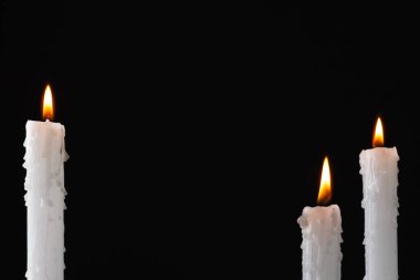 Karanlık arka planda mum yakmak. Mumlu Cadılar Bayramı arkaplanı. 